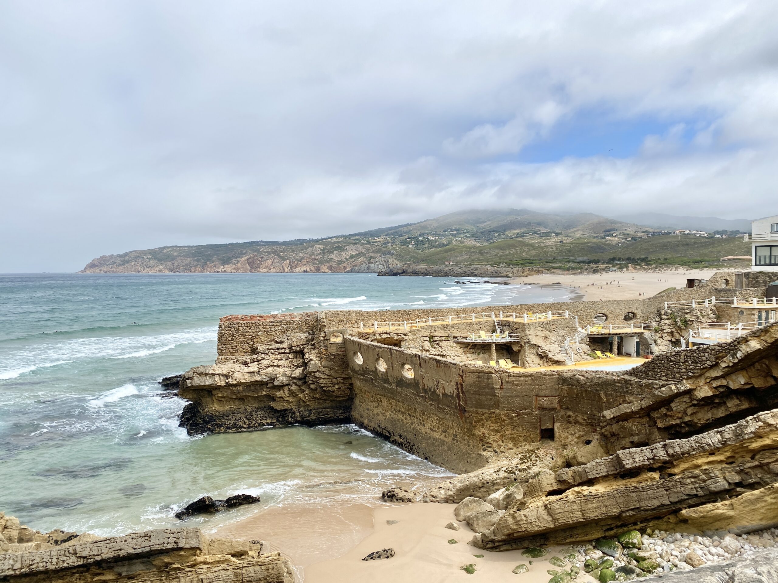 Hotel daneben mit geschütztem Pool