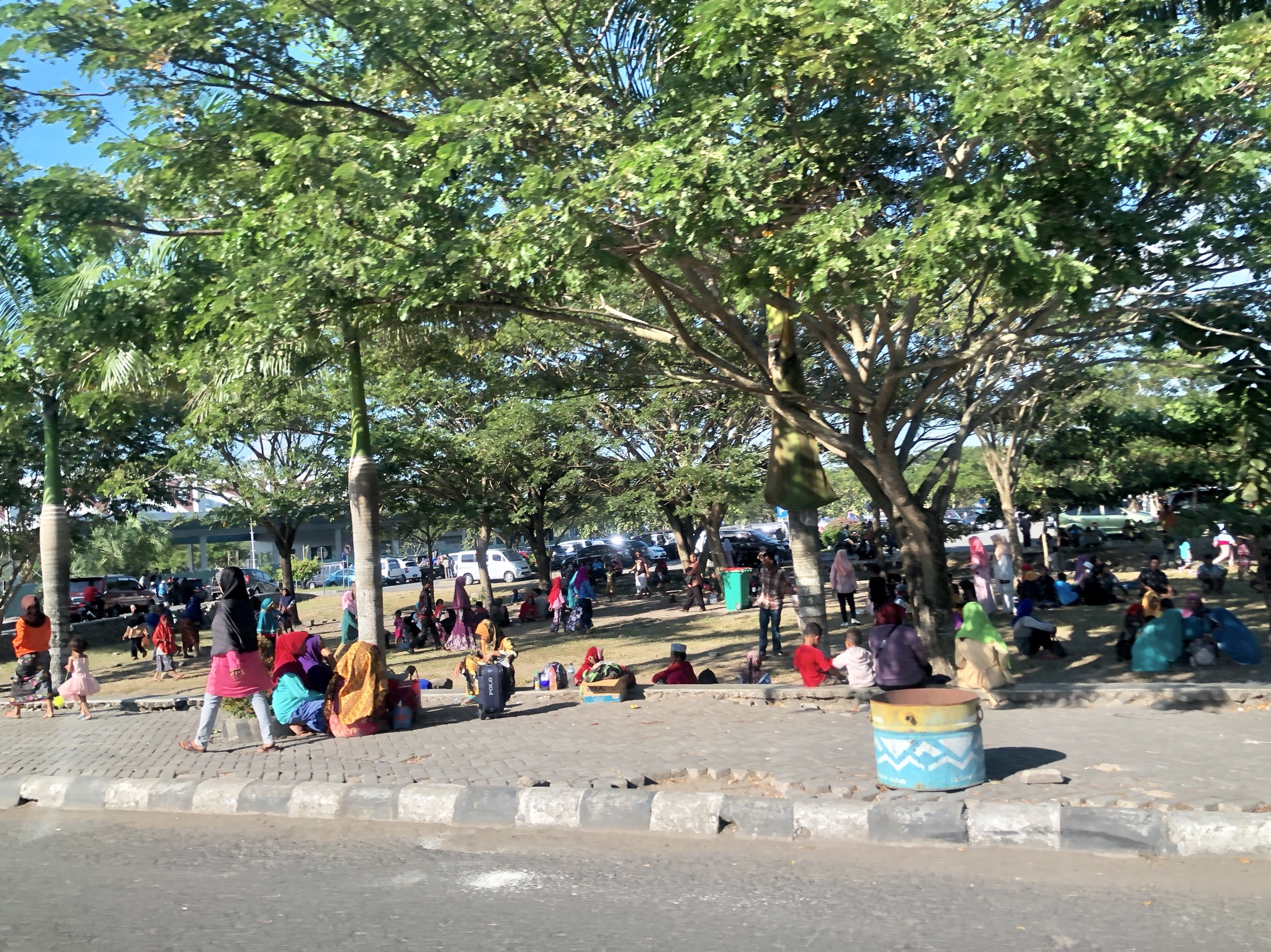 Vor dem internationalen Flughafen auf Lombok