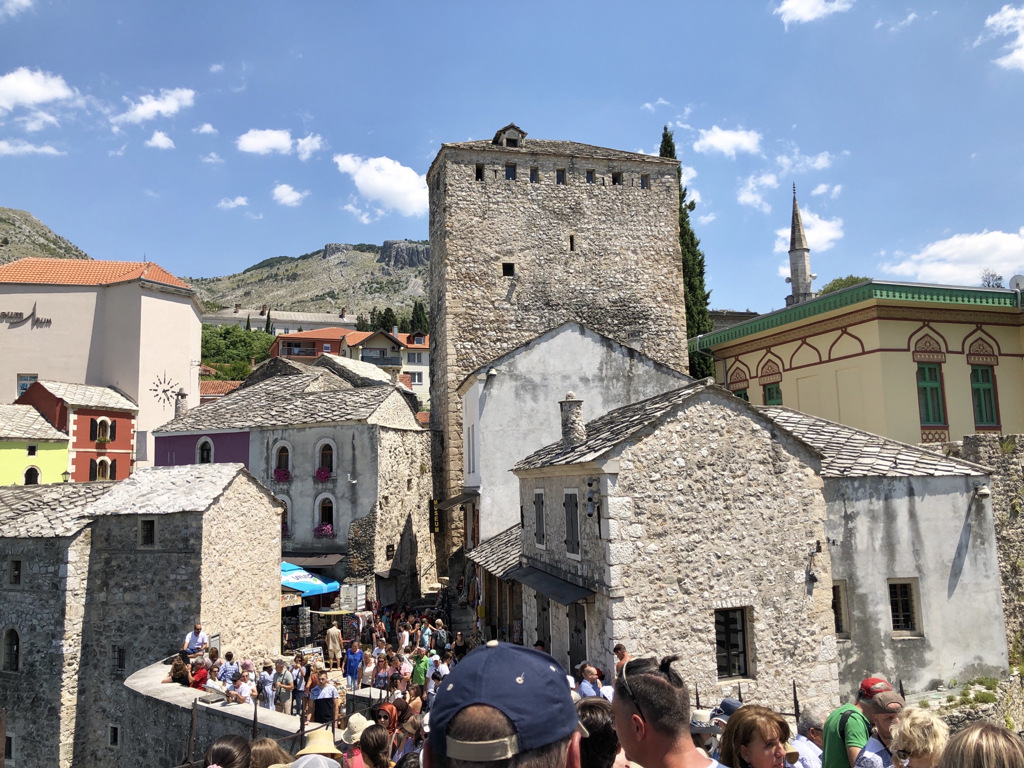 Bazar auf beiden Seiten der Brücke