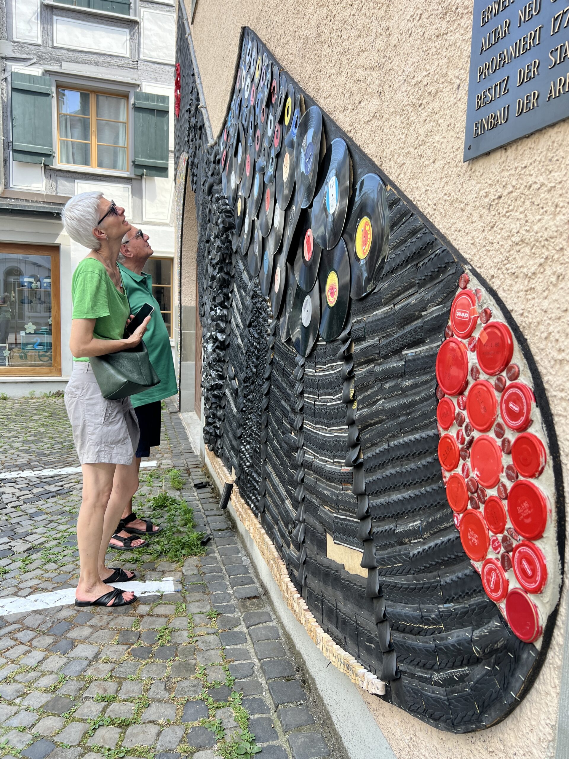 Recycling-Kunst am Bau