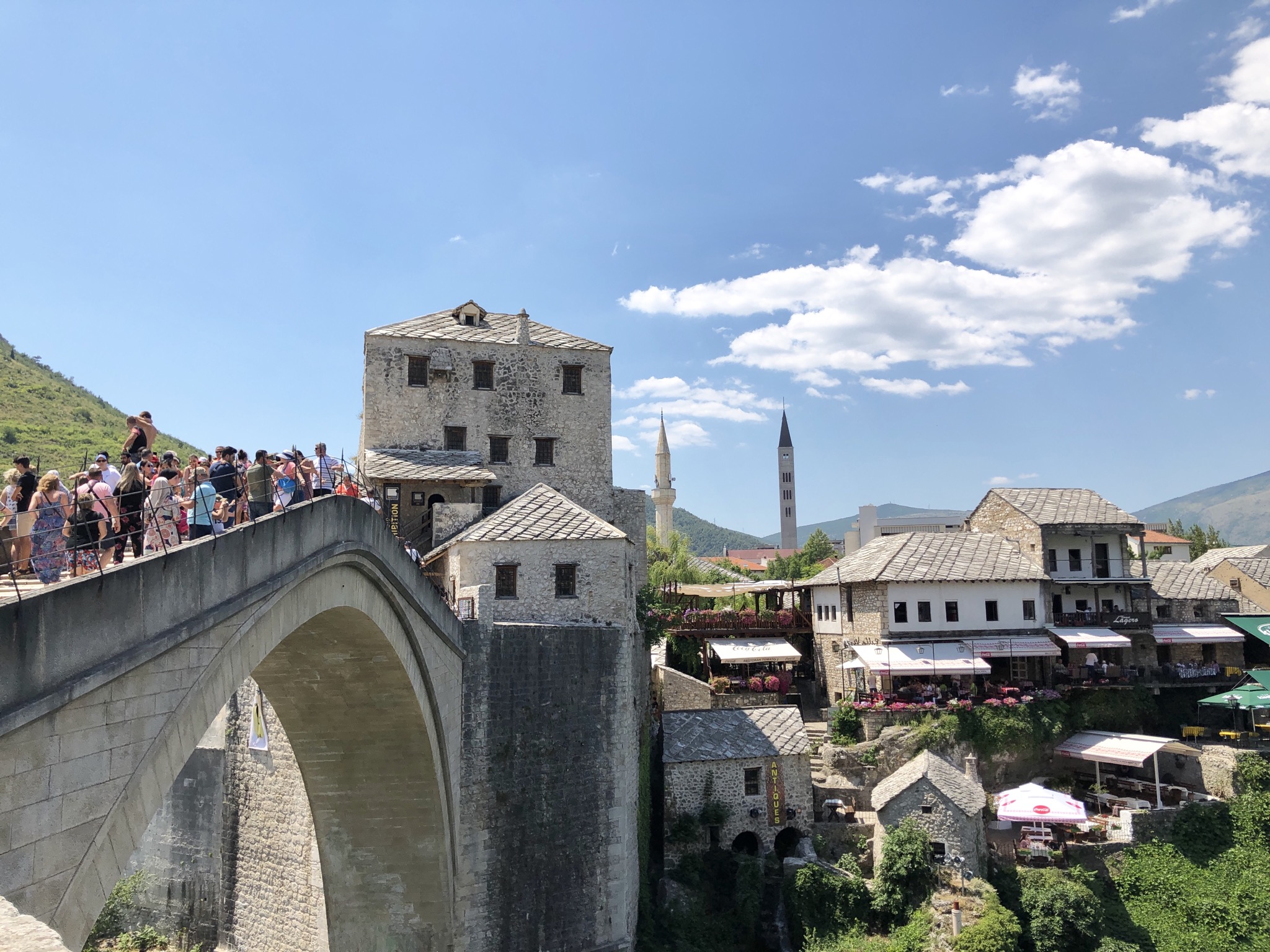 Männer in Badehosen sammeln Geld für ihre Sprünge in den Fluss