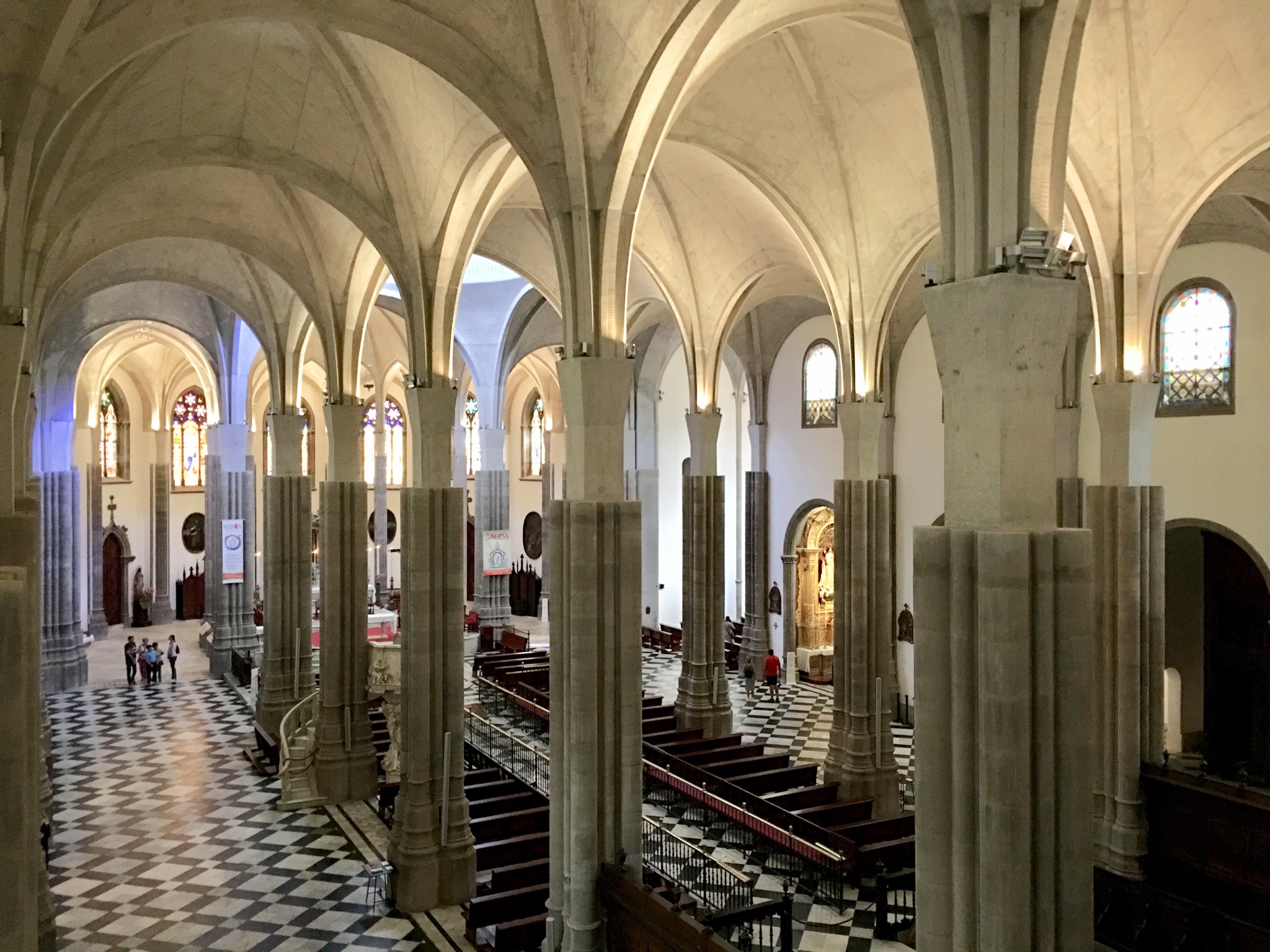 Blick von der Galerie auf die 2013 erneuerten Säulen und die Decke