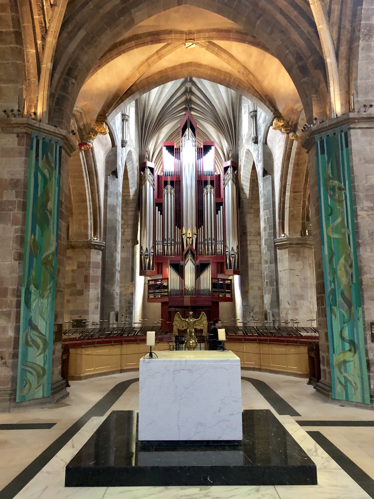 Altar in der Mitte der Kirche