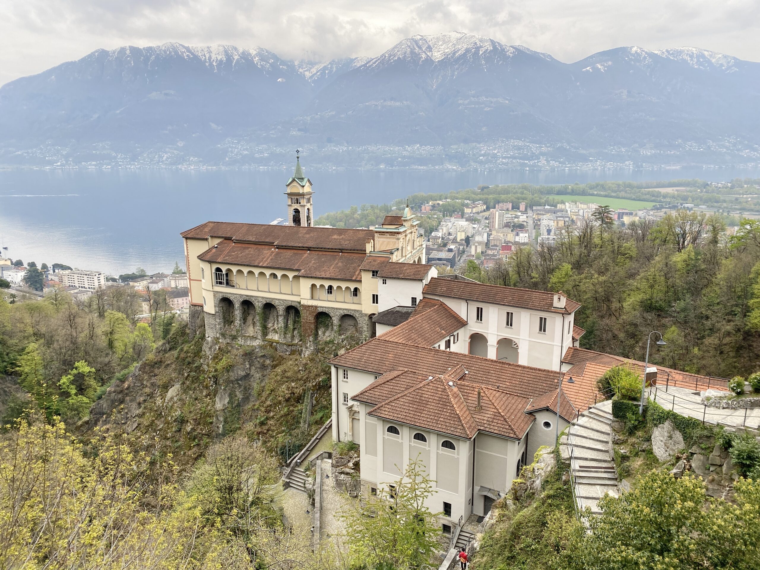 Chiesa con vista sul lago
