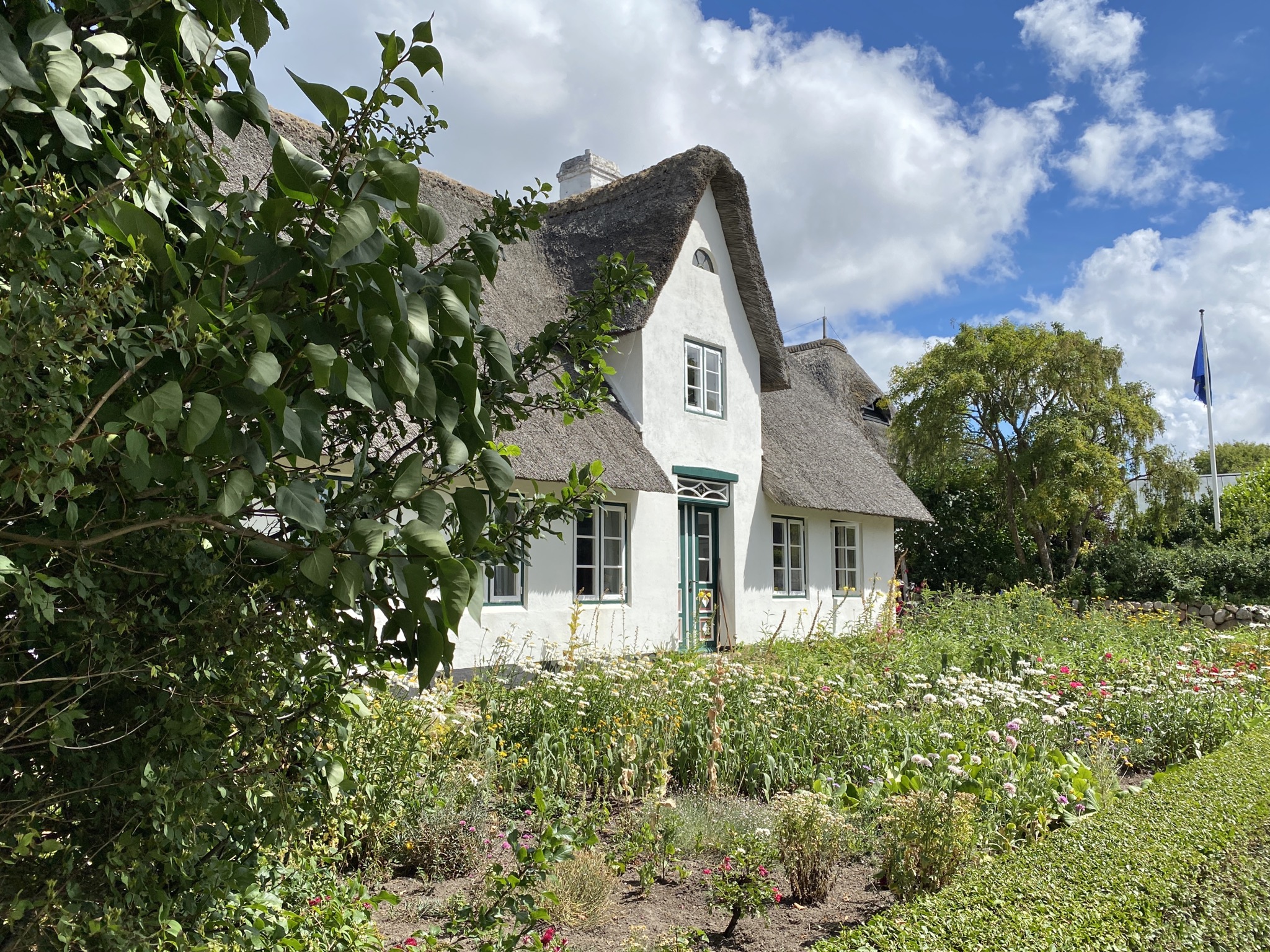 ... mit Blumengärten ...