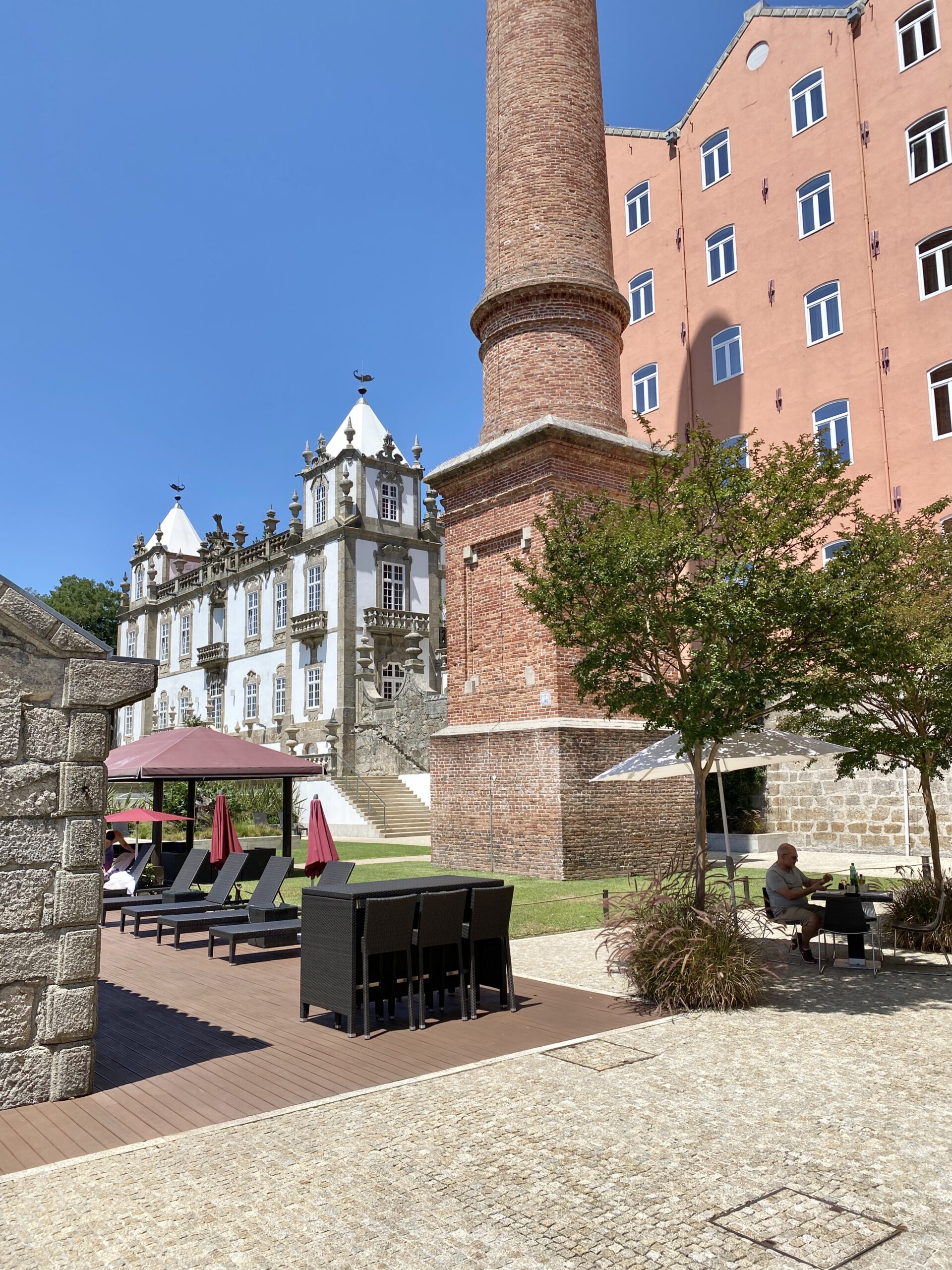 Links der Palast (allgemeine Räume des Hotels), rechts die ehemalige Seifenfabrik (Hotelzimmer)