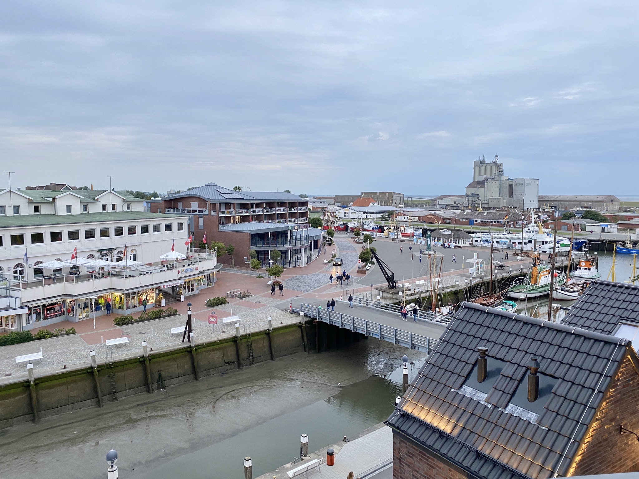 Hafen bei Ebbe am Abend