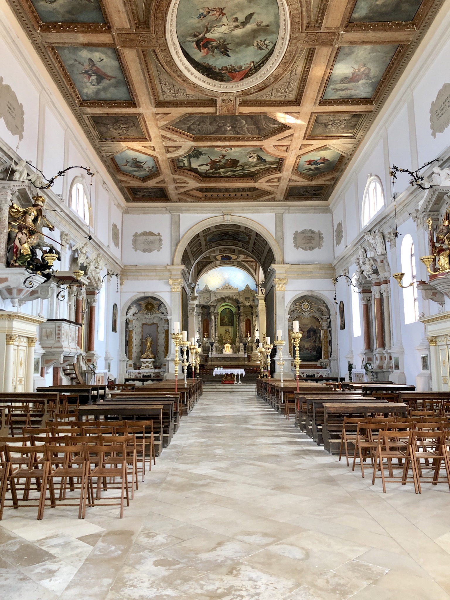 Blick in die Kirche