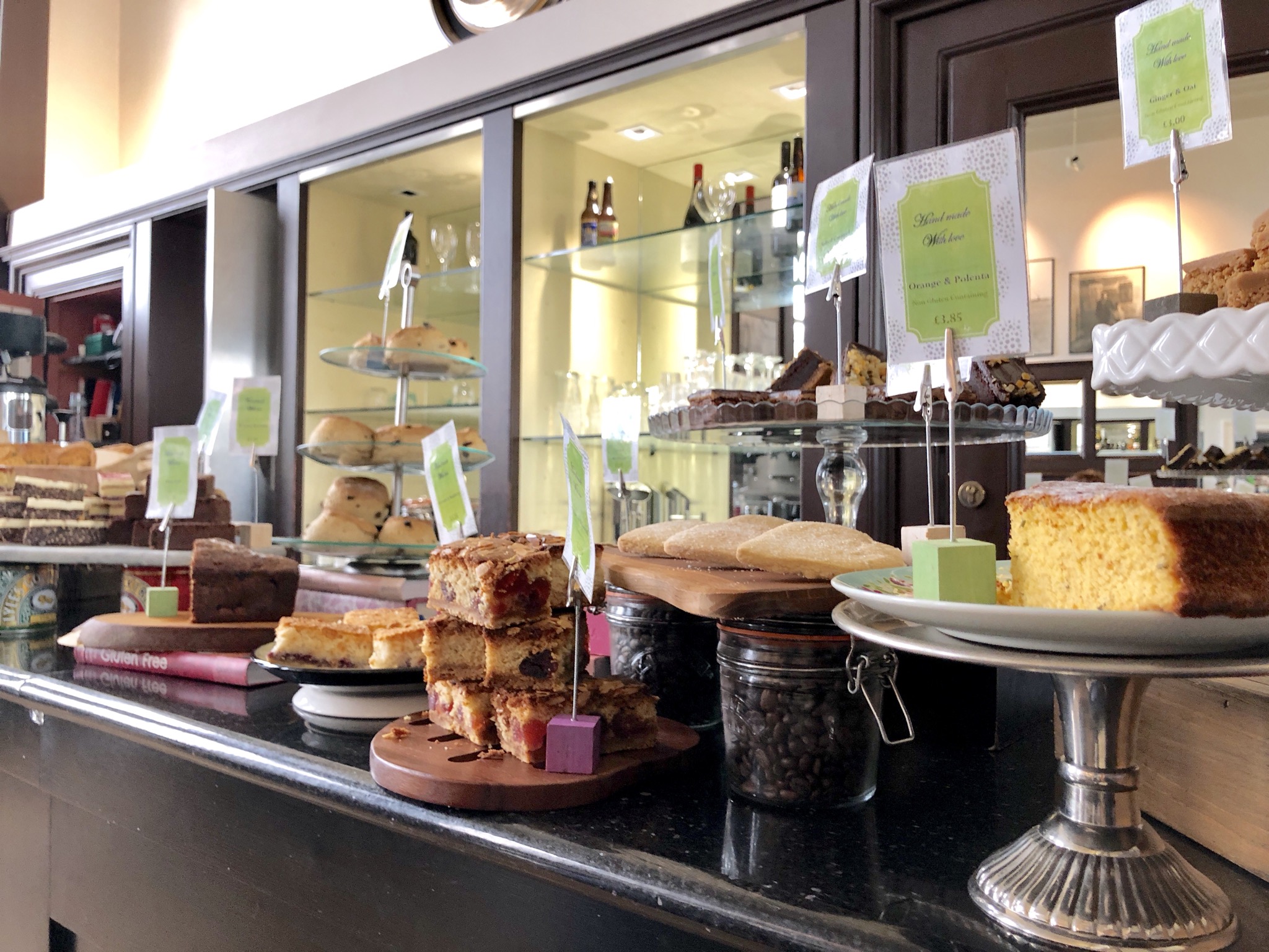 Kuchentheke im Café des Museums