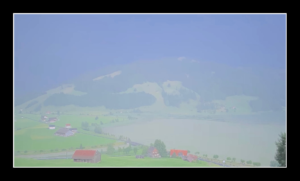 … die Landschaft taghell.