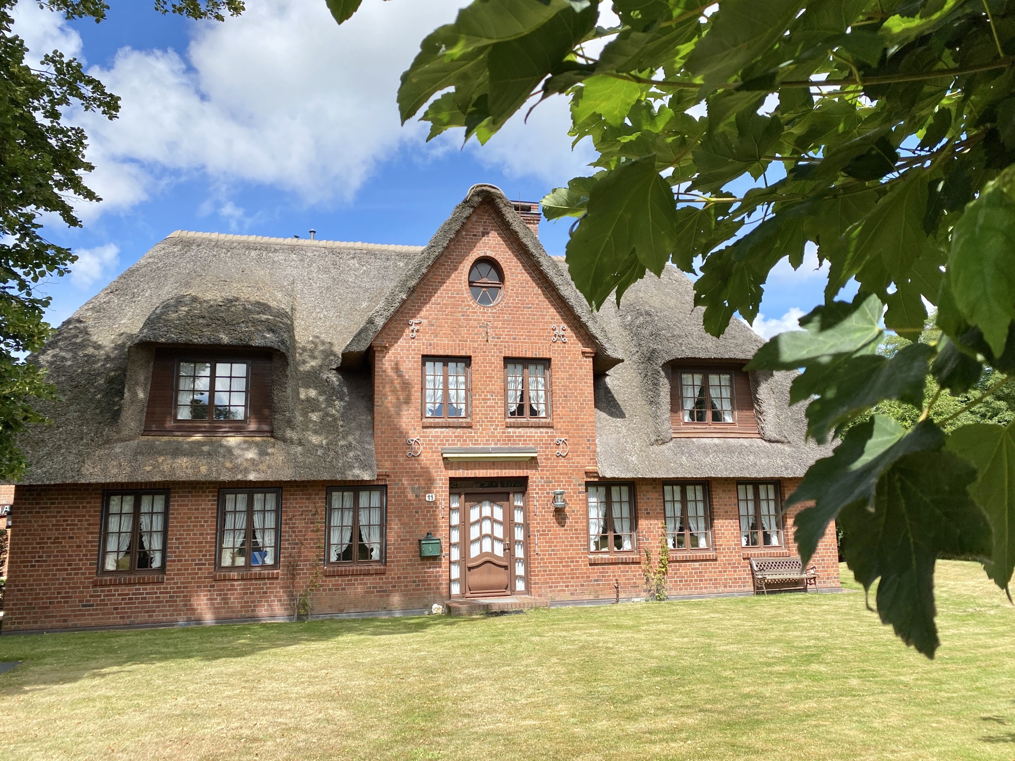 Auch neue Häuser werden im traditionellen Stil gebaut (Reet gibt es zu wenig, es wird zu 50% aus Rumänien importiert