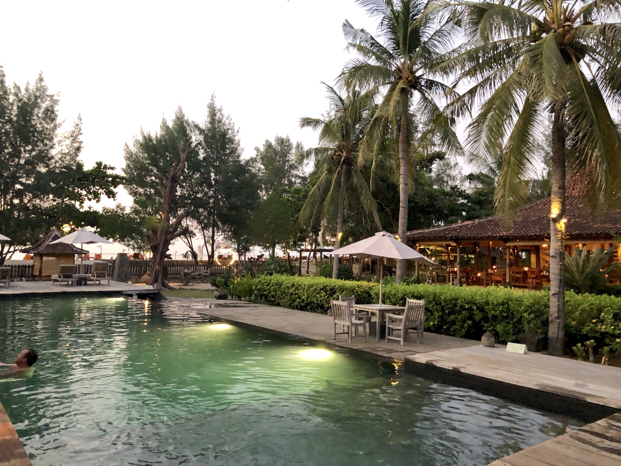 der Pool am Abend