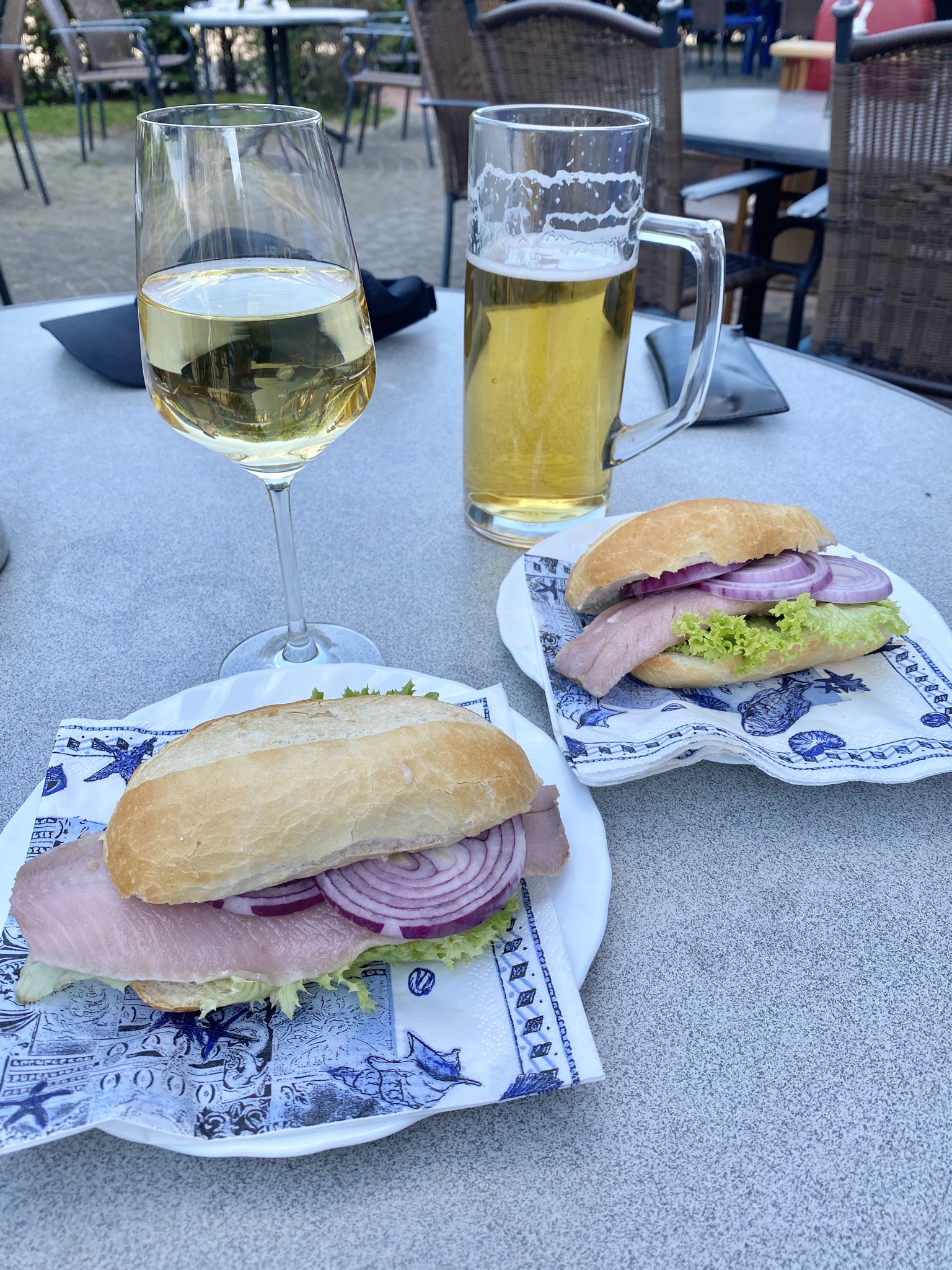 Fischbrötchen mit Matjes, Bismark (sauer) oder Backfisch (grosses Fischstäbchen)