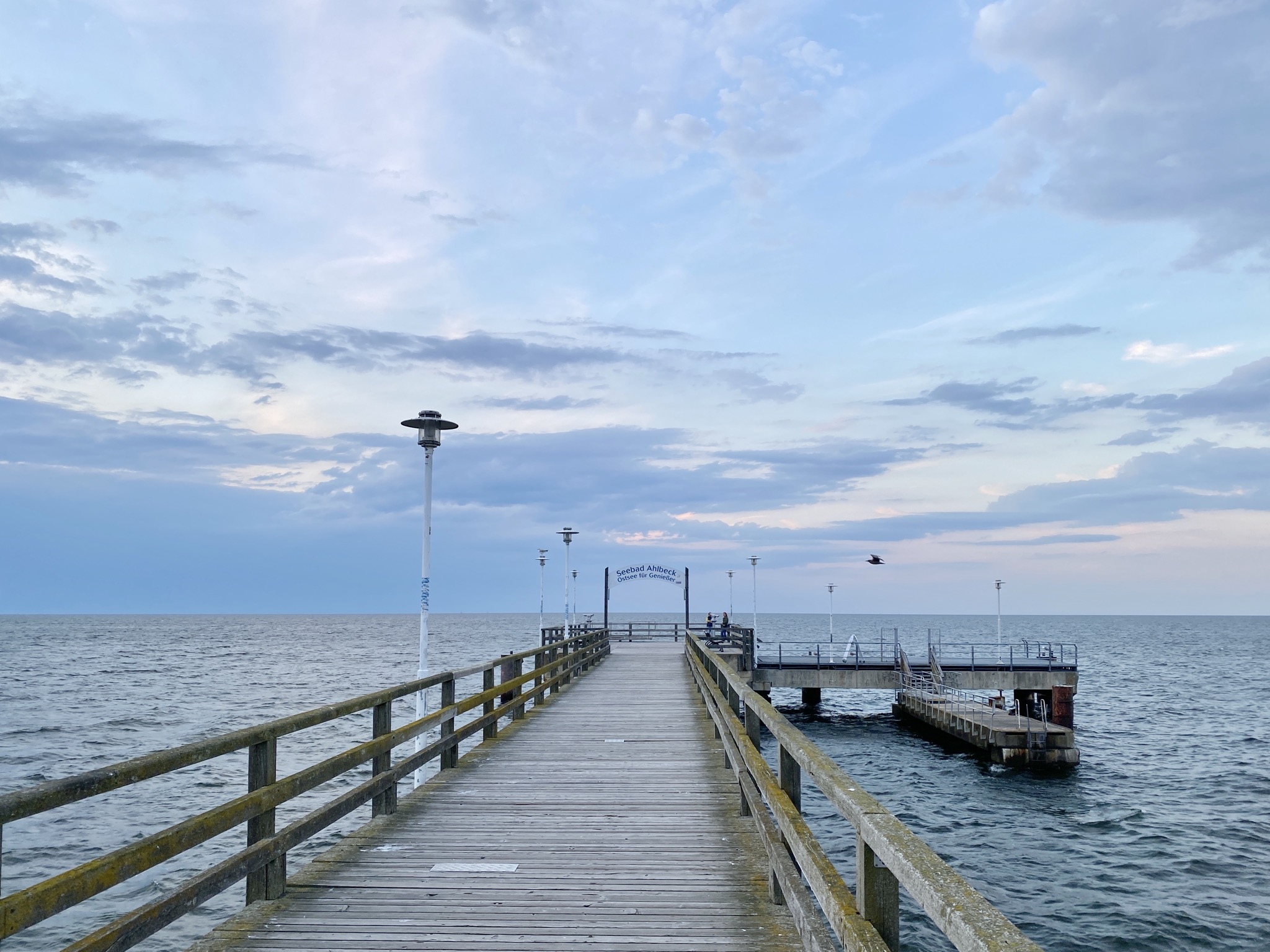 Seebrücke zur blauen Stunde