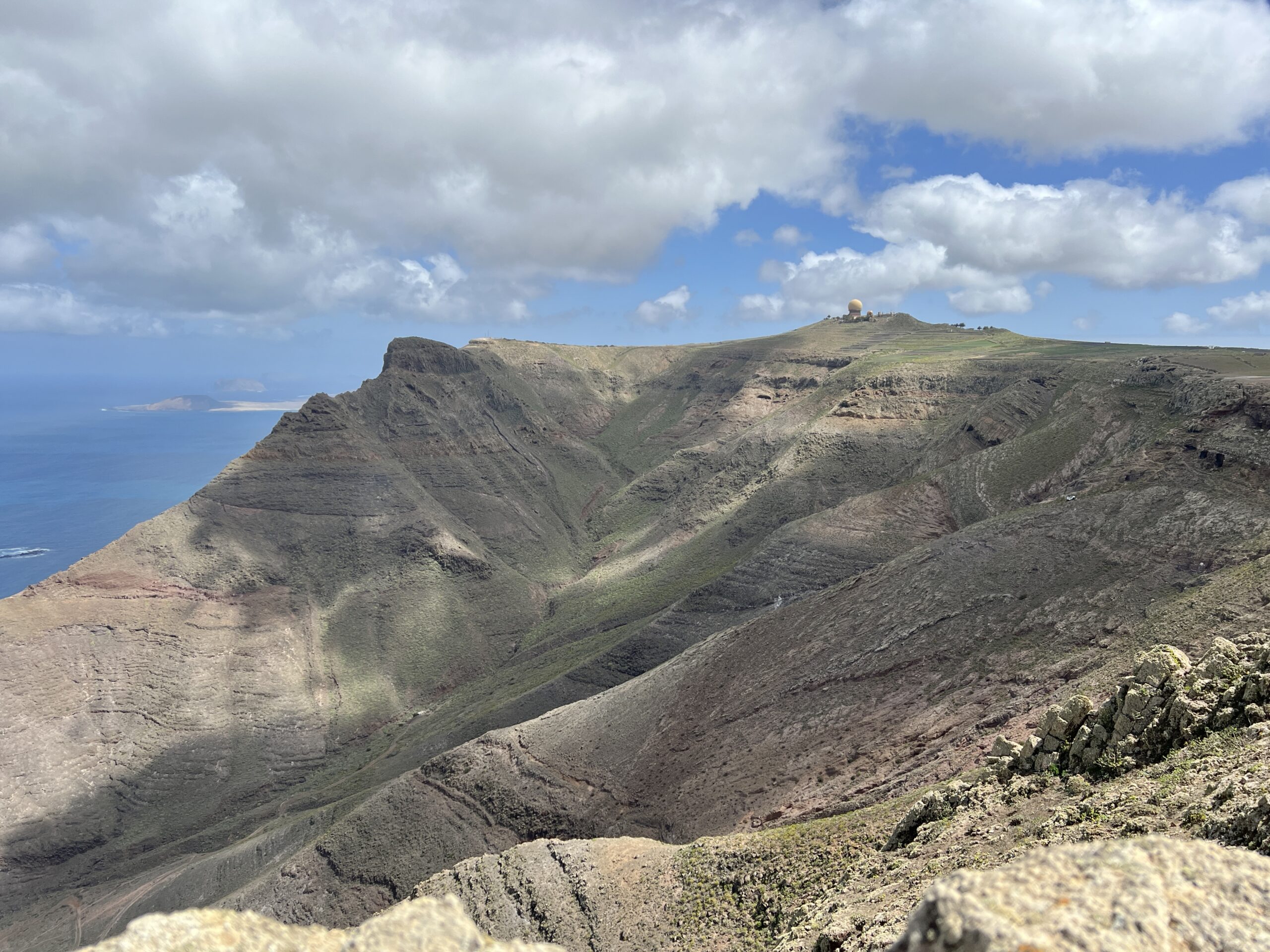 Famara-Massiv mit der höchsten Erhebung der Insel (Peñas del Chache, 671 m)