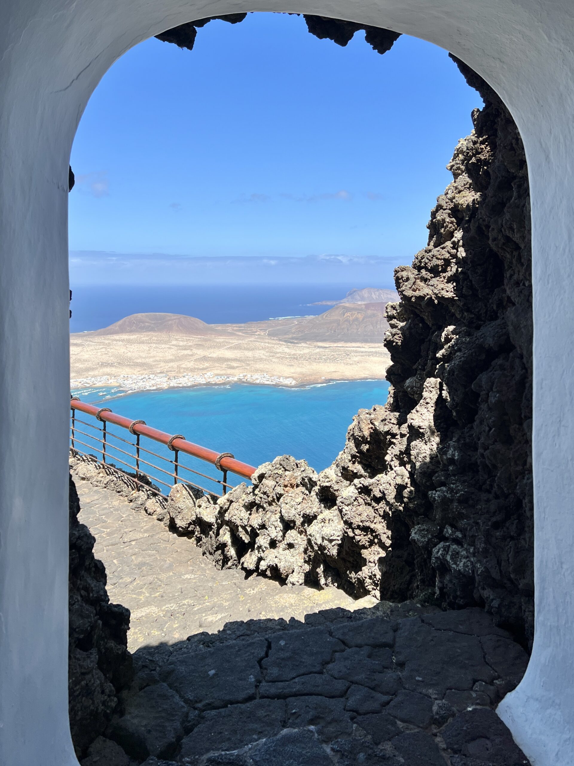 Ausgang zu Terrasse mit Blick auf La Graciosa