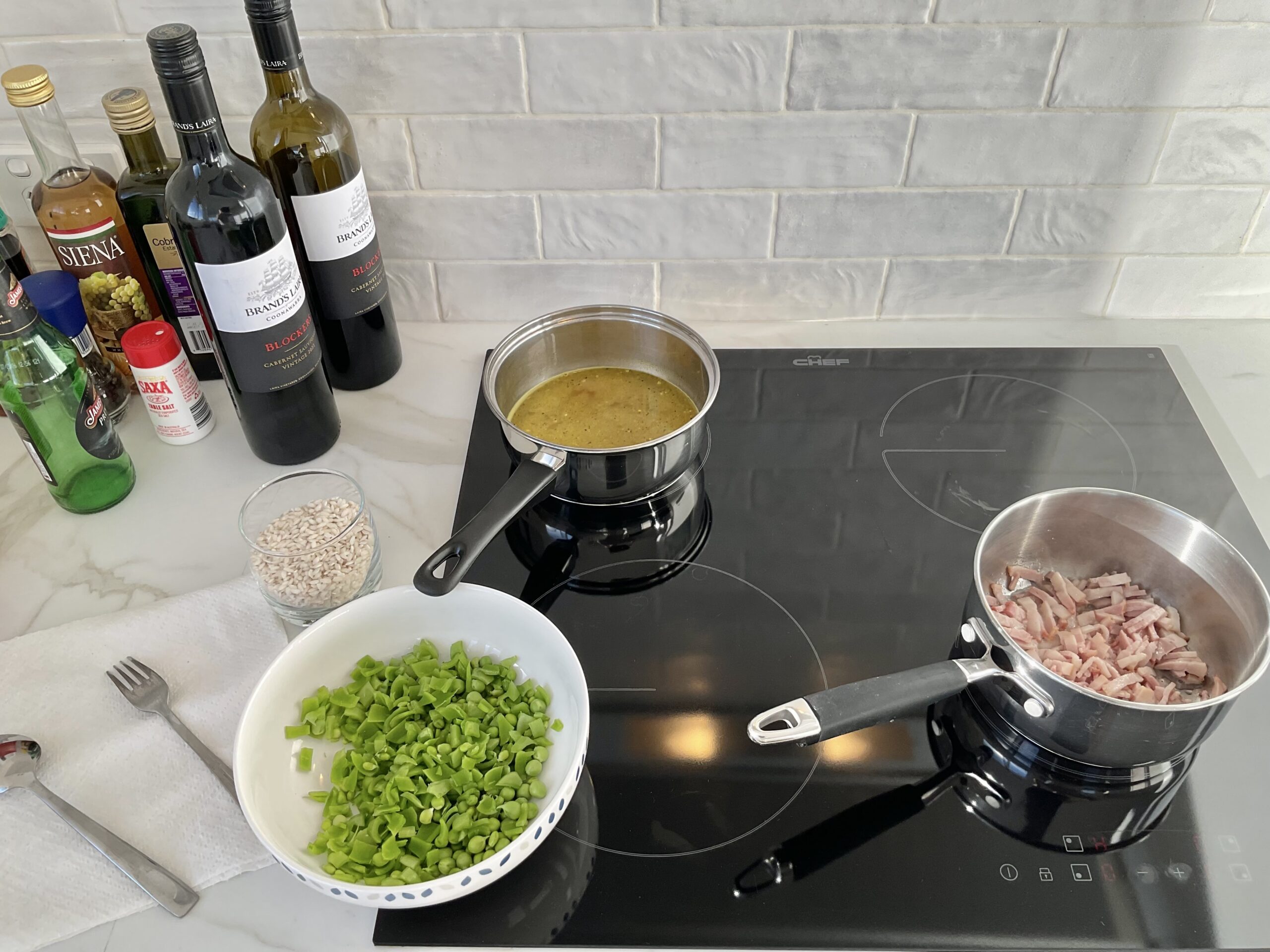 Der Herd ist normal gross, aber die Pfännchen sind aus einer Kinderküche