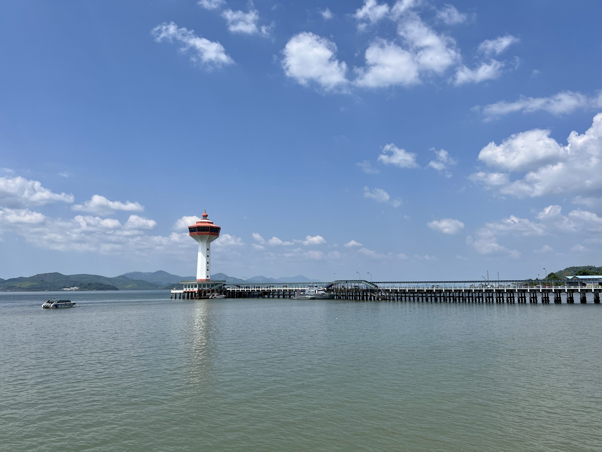 Grand Andman Pier. Auf der anderen Seite des Maenam Kraburi (Grenzfluss) ist Myanmar