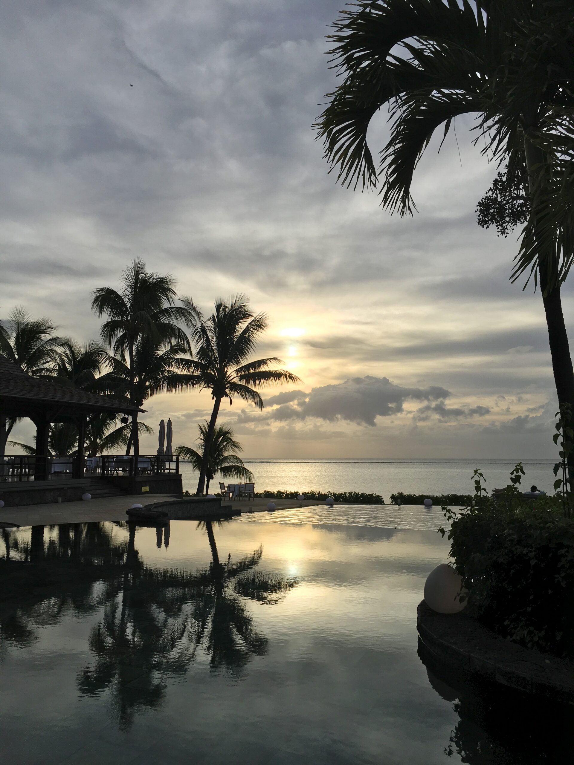 Pool zwischen Lobby und Restaurants