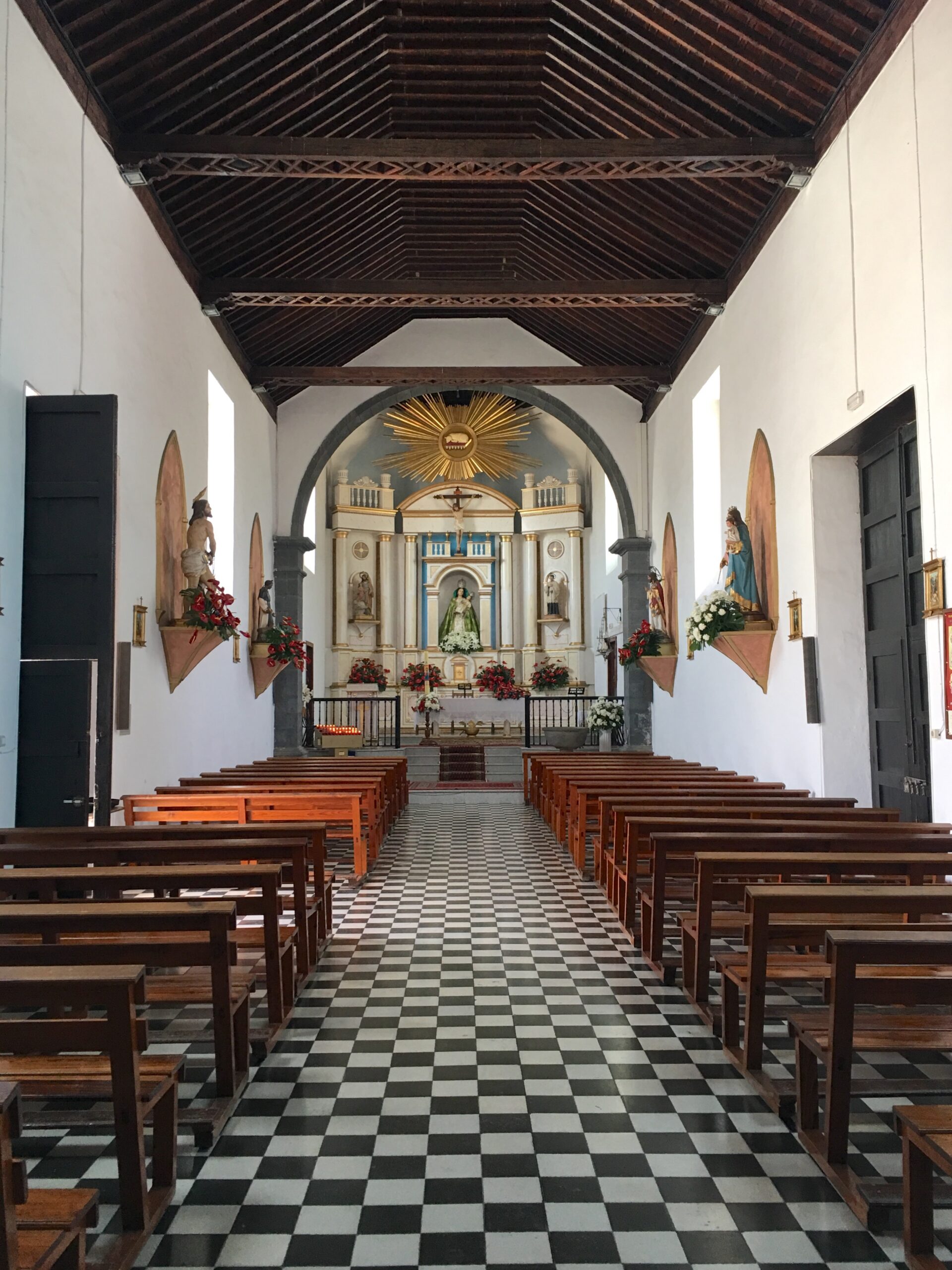 In der Kirche mit Osterblumen (Lilien und Anthurien)