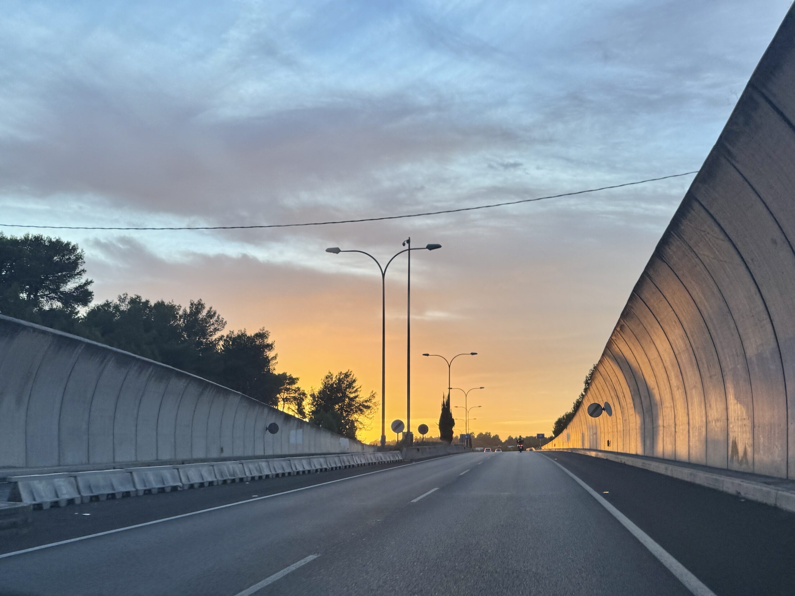 Tunneleinfahrt: bewölkt, Tunnelausfahrt: sonnig