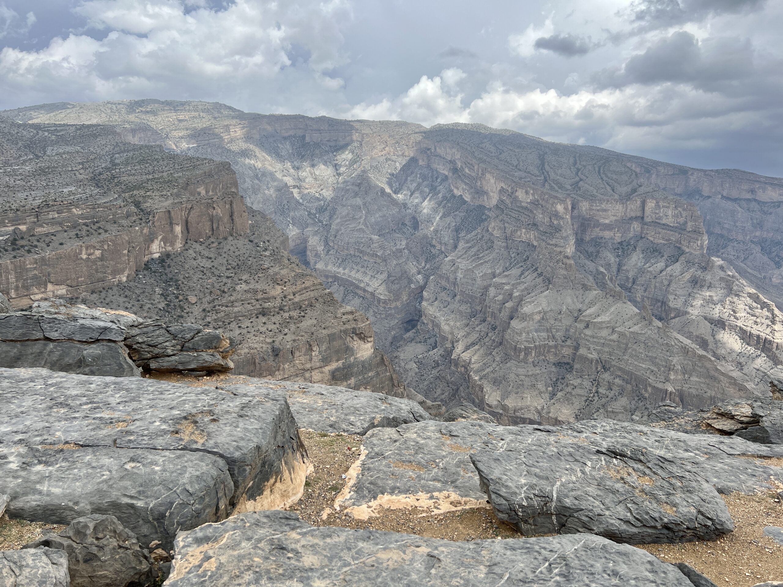 Gegenüber (links oben, Radarstation) erhebt sich der Berg Jebel Shams (3009 MüM)