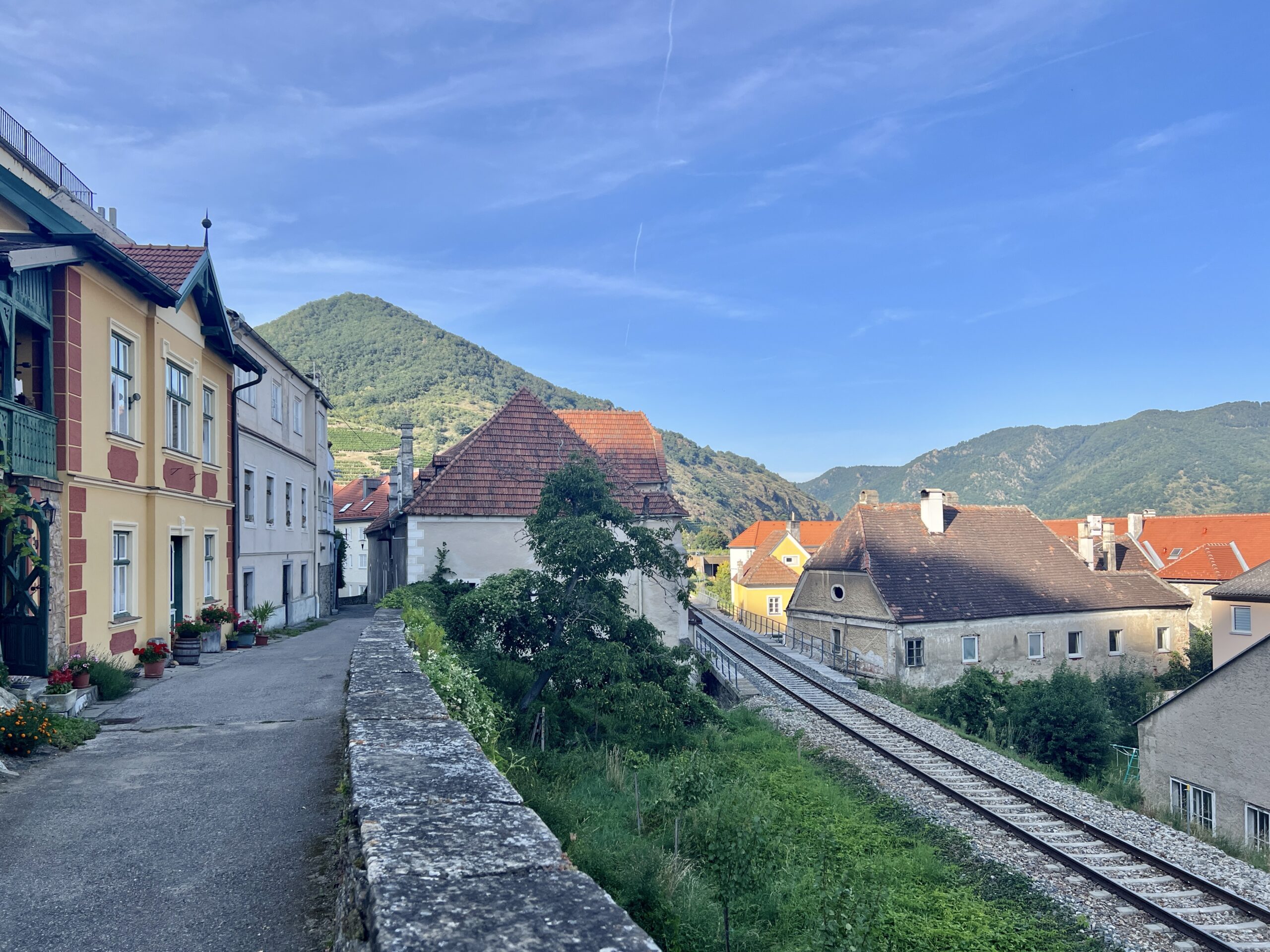 Bahn mitten im Dorf