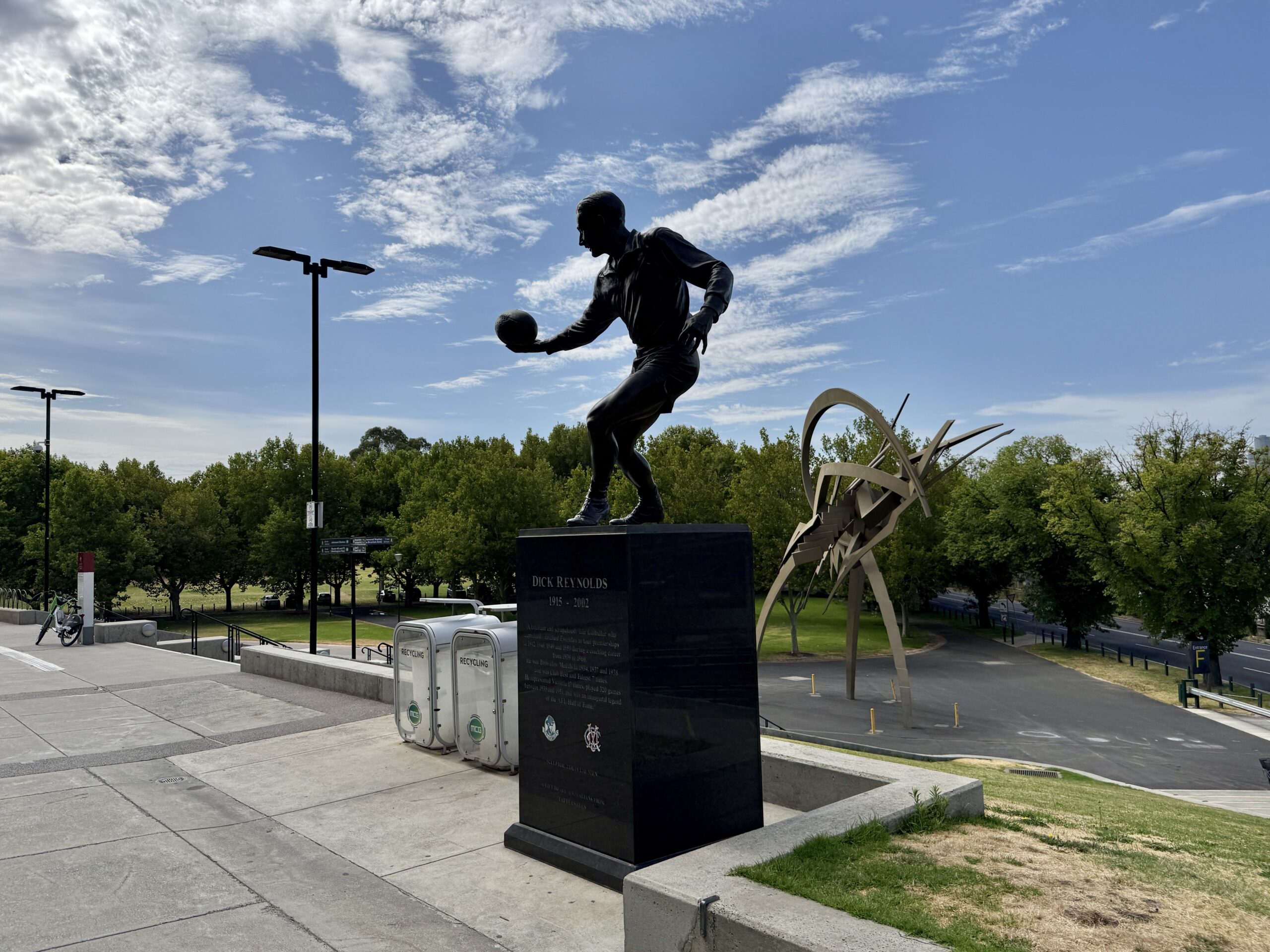 Dick Reynold-Statue (ein legendärer "Aussie"-football-player)