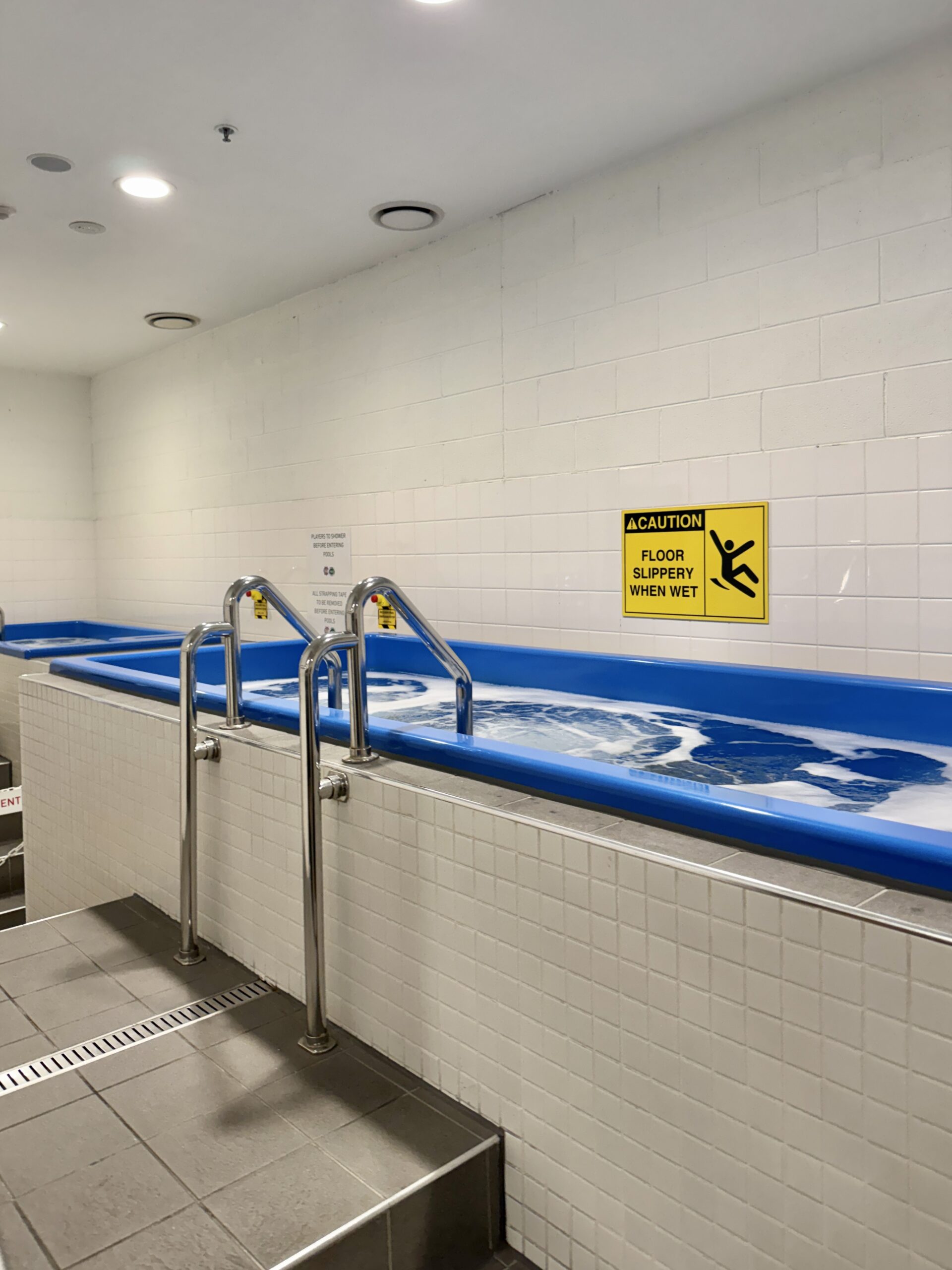 Die Football-Spieler steigen in kalte Bäder um Krämpfe und Muskelkater zu vermeiden.