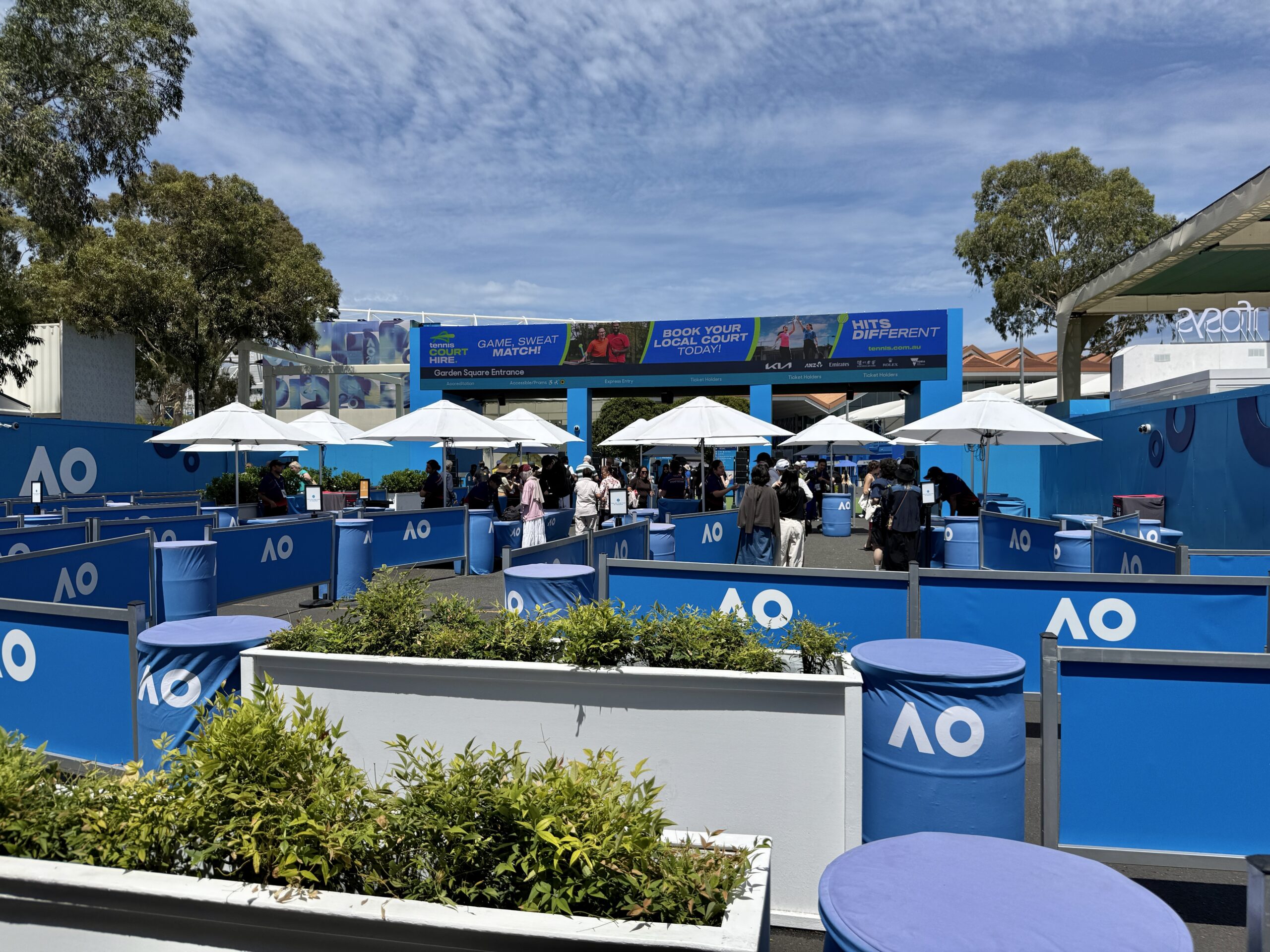 Nebenan findet das Australian Open statt. Heute ist Frauen-Tag.