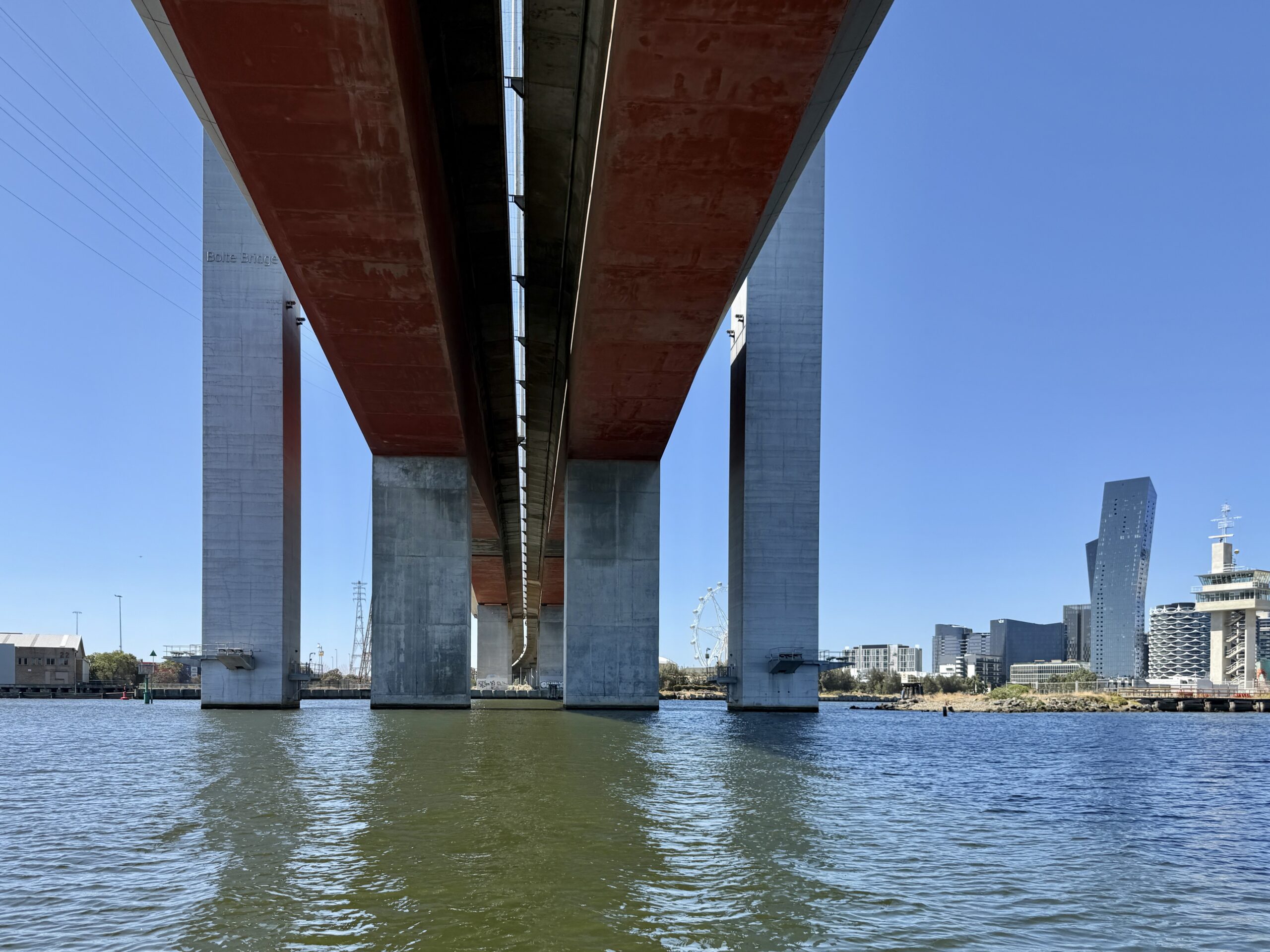 Unter der Brücke (der Turm rechts ist wirklich so verdreht)
