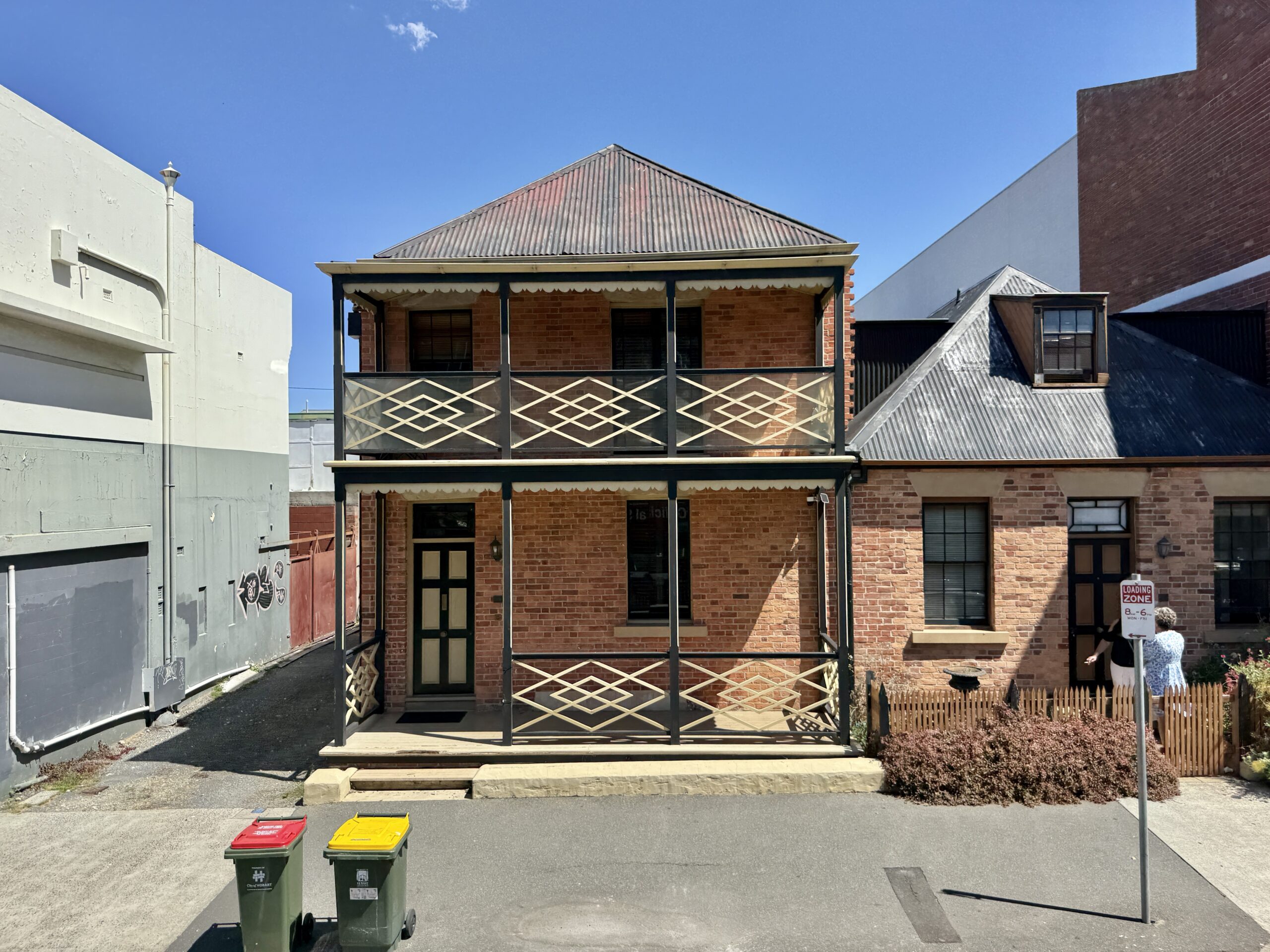 In der Argyle Street. Beim Abfall bedeutet roter Deckel "Landfill" und gelber Deckel "Recycle" (Glas, PET, Dosen, Hartplastik, Karton, ...)