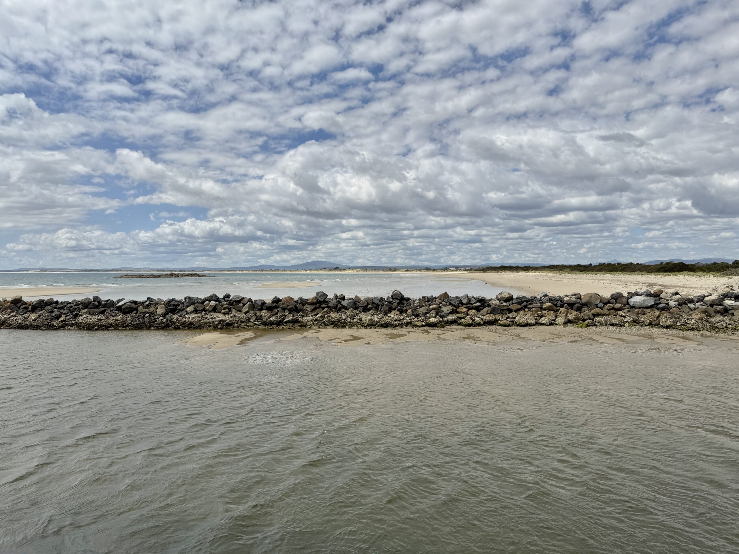 Eingang zum Creek und langer Strand dahinter