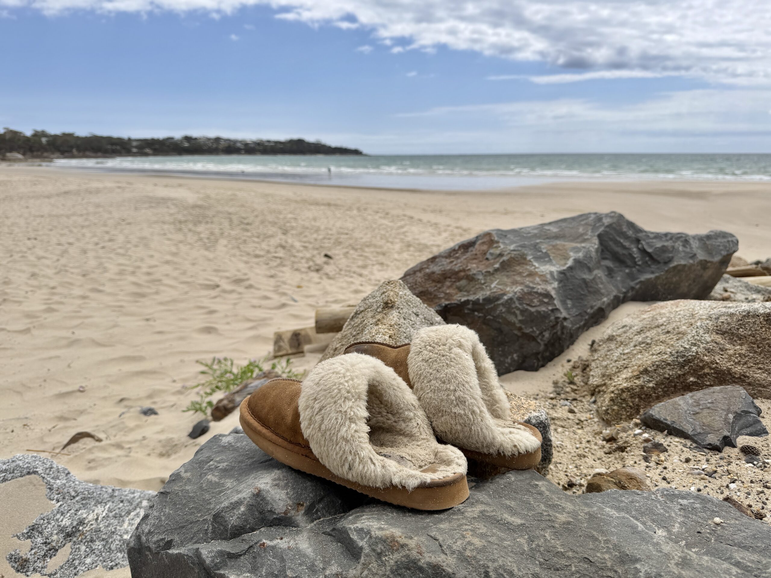 Jemand hat die Winterfinken am Strand vergessen
