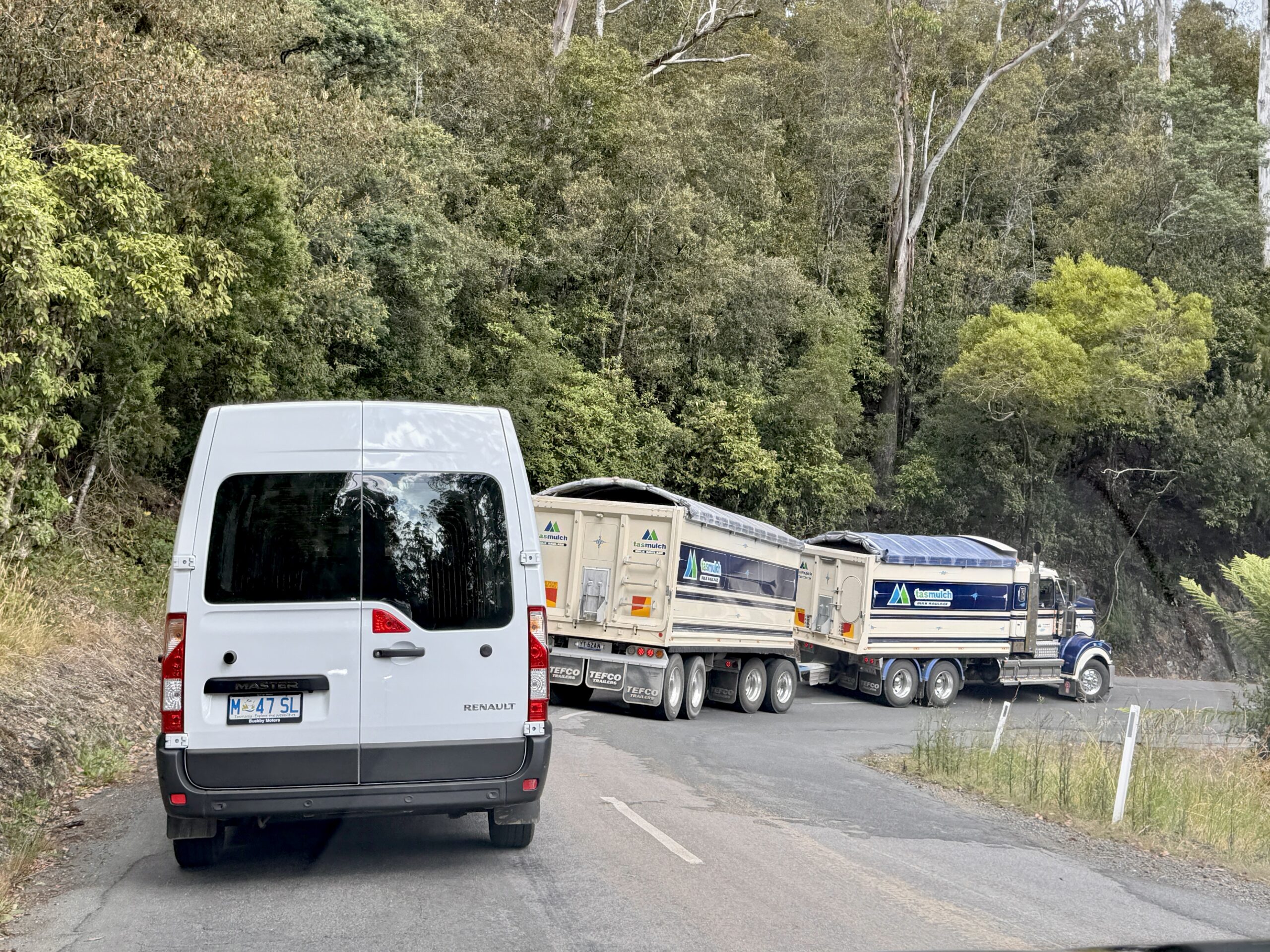 Schleichen hinter dem langsamen Heavy Truck in den Bergen. In der Ebene rast er mit 110 km/h davon.