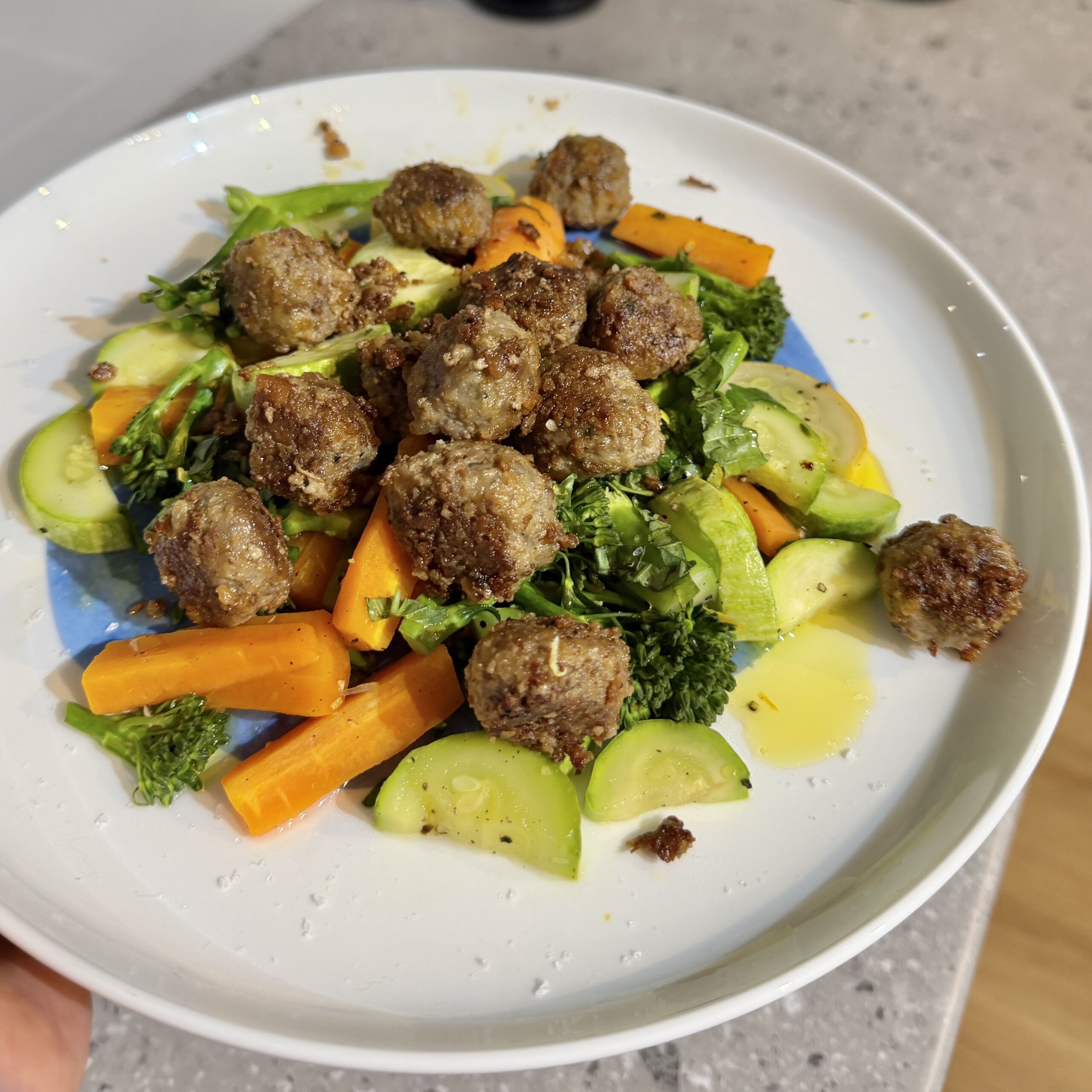 Restenessen: Polpette in Water Cracker paniert auf Gemüsesalat