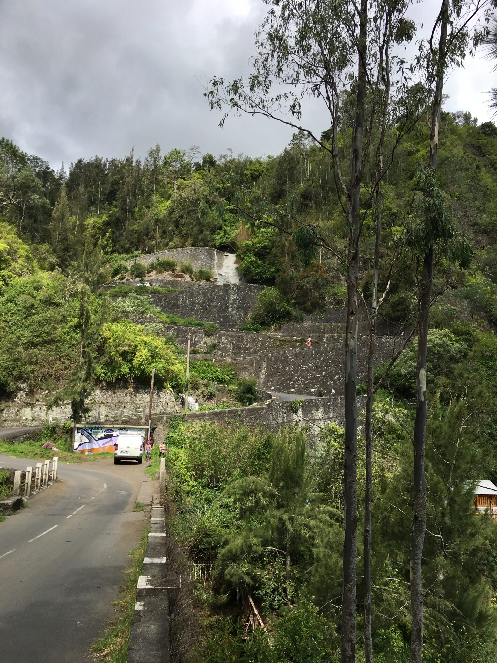 Nach der Brücke superenge, supersteile Kehren