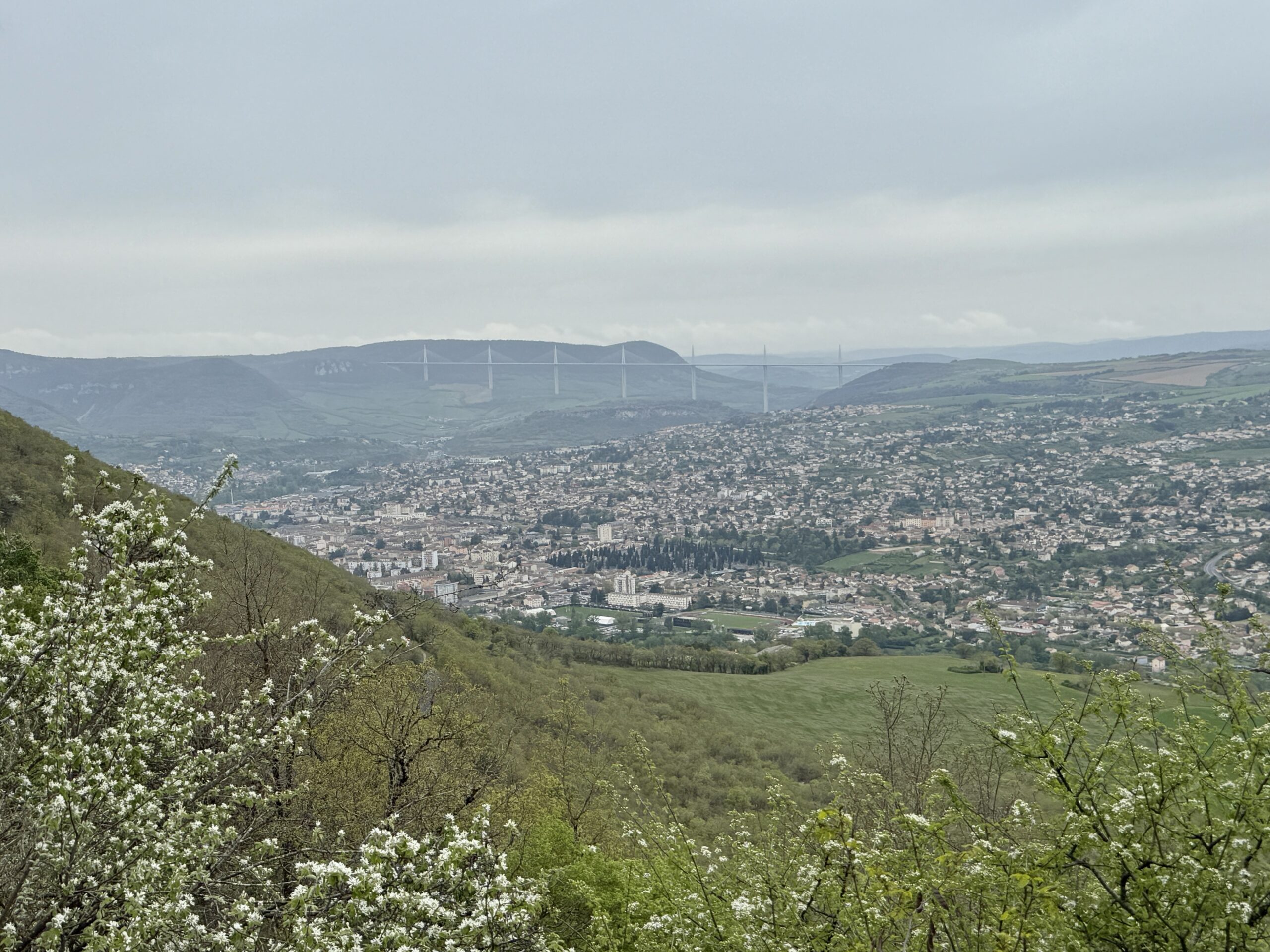Blick über Millau bis zum Viadukt