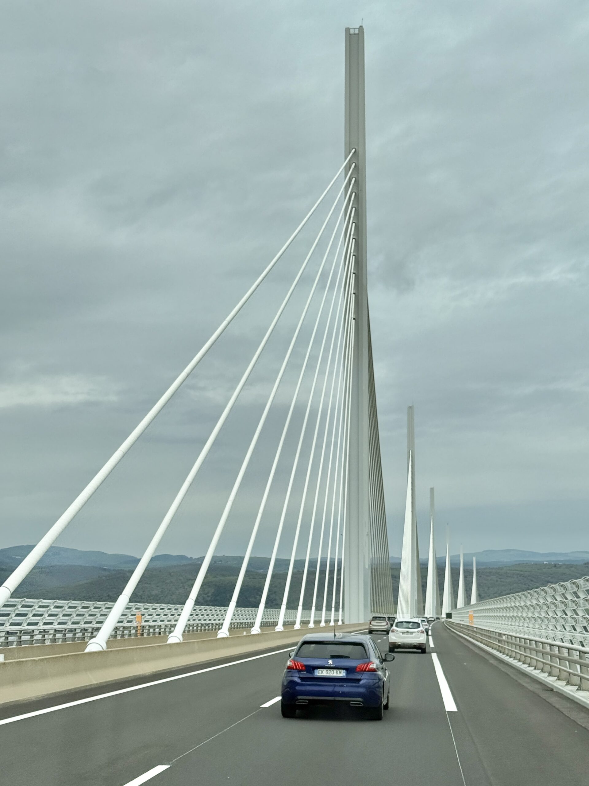 Längste Schrägseilbrücke der Welt mit einer Länge von 2460 m und einer Höhe und 270 m